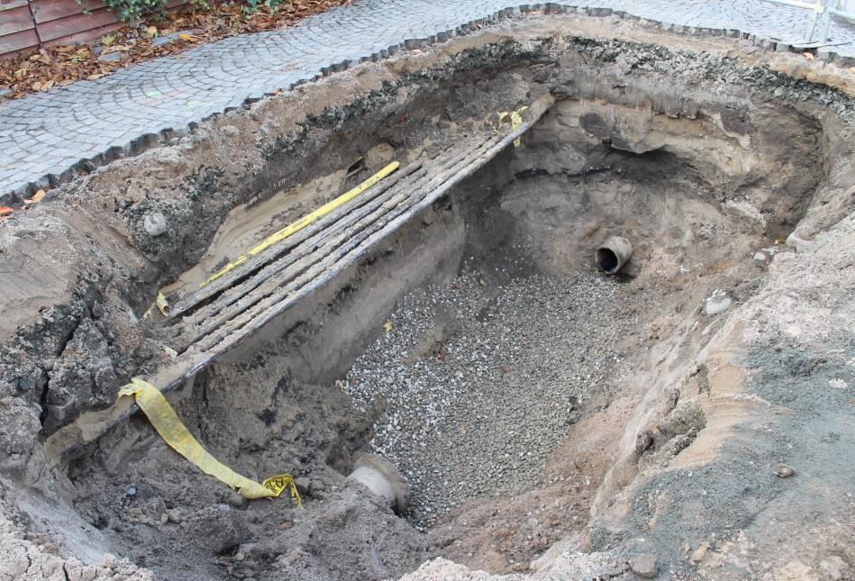 Figur 21. Schaktet i Besökaregränd i Ystad. Foto mot nordväst. Foto: Lars Jönsson, Österlenarkeologi. Figur 20. Schaktet i Besökaregränd, söder om Per Helsas gård i Ystad. Skala 1:300. Figur 22.