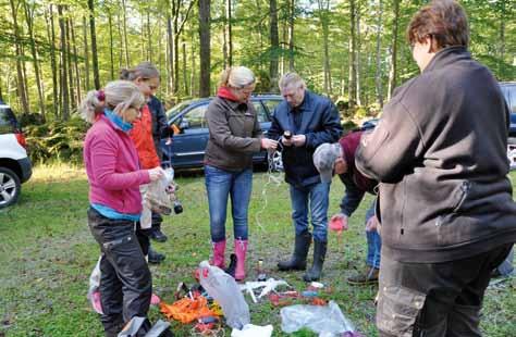 Här förbereds övningen i viltspår vid lägret i Olofström 2015.