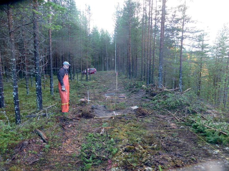 Bilaga 5 Fotobilaga Bild nr 02: Lage Johansson gräver Sökruta 1, den nordligaste sökrutan.