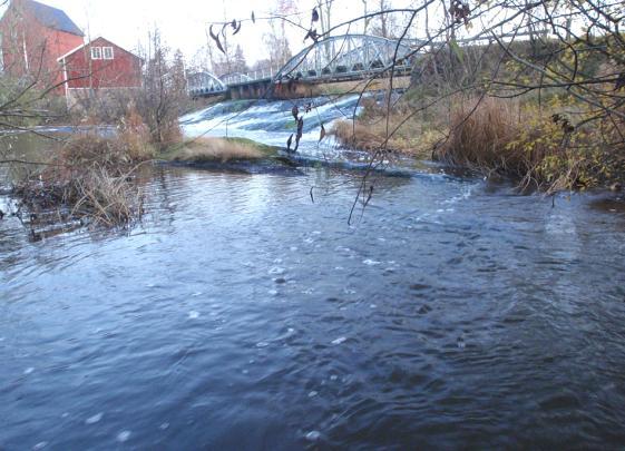 542. Lidan, Prästaströmmen Datum: 29-11-3 Kommun: Vara Koordinat: 64687/133855 Södra fåran ca 4 m nedströms bron, -5 m uppströms och nedströms hällen.