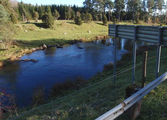 63. Hornborgaån, Fjällåkra Datum: 29-1-15 Kommun: Falköping Koordinat: 6465955/13773 Ca 25-35 m uppströms bron längs södra sidan.