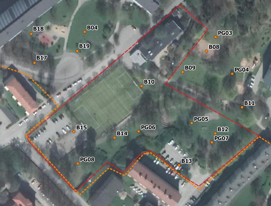 31 Figur 10. Undersökningsområde. Orange streckad linje anger undersökningsområdet tillika detaljplanerområdet. Röd streckad linje anger området där ett tidigare sågverk/bygghandel varit placerat.