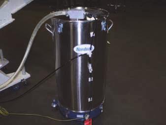 Skruva fast kopplingsstycket, som följde med utrustningen i en plastpåse, på utrustningens vägg med hjälp av muttern från blindpluggen. 8.