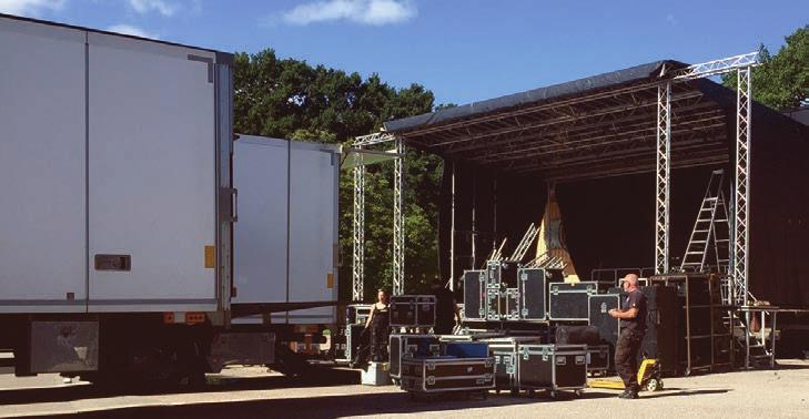 Arrangörer Utan Hinder-scenen tar form. Foto: Rickard Selin Vem kan arrangera en festival? Snart dags för festival! Teknikerna rullar ut de tunga lådorna från lastbilen.