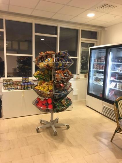 Handtag Handtag kashras genom att kokande vatten hälles över dem. Rekommenderas att ej kashra föremål med trä- eller plasthandtag.