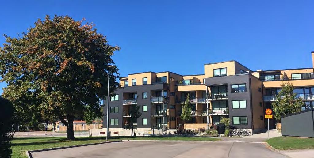 Se bild nedan. Område 1. Bilden visar närmaste bebyggelse norr om planområdet. Modernt flerbostadshus byggt i tre våningar med inskjuten fjärde våning.