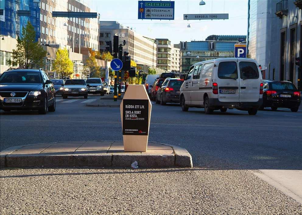 kostade 50 kr och för varje 135 kronor som organisationen lyckades samla in, plockades en kista bort.