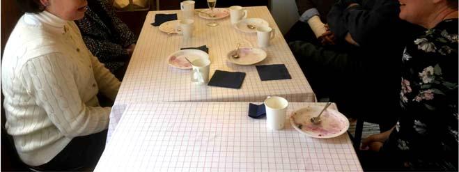 Ika Kuusakoski, Heidi Vanhanen, födelsedagsbarnet själv, Erik Uddström, Totti Kuusakoski och Gun Weckman lät sig väl smaka av den goda kakan. Kära medlemmar!