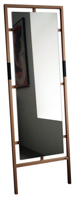 AR SPEGEL En smidig golvstående spegel i ek eller björk med mörkbruna läderhandtagsom lutar mot vägg. De nätta dimensionerna ger ett luftigt intryck.