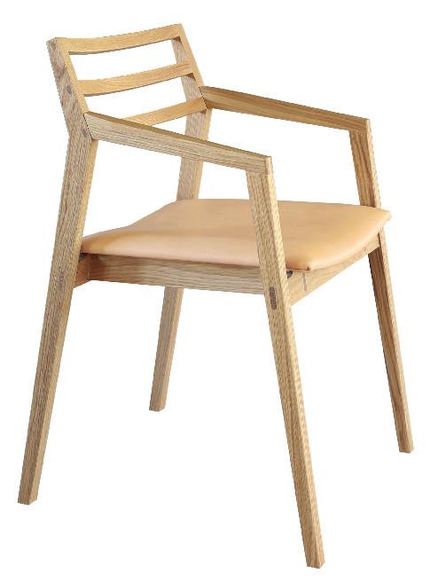 FOLE Karmstolen Fole är en välarbetad möbel i massiv ek eller björk. Den skålade sitsen är stoppad och lutningen på ryggstödet noga avvägd för högsta komfort. Välj själv klädsel i tyg eller läder.