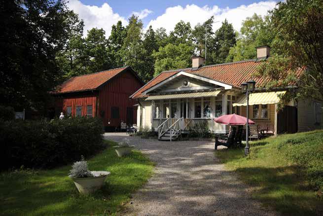 SLÄTTENS GÅRD 2 MED FÖRE DETTA HUVUDBYGGNAD OCH UTHUS. FOTO: J. MALMBERG. anpassning till byggnaden. En äldre entré sattes igen på den norra fasaden och invändigt uppsattes en kakelugn.