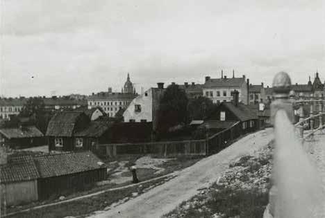 VY ÖVER MÄSTER PERS GRÄND FRÅN SÖDER 1904. I DET NEDRE VÄNSTRA HÖRNET STÅR MÄSTER PERS GRÄND 8 A. OKÄND FOTOGRAF.