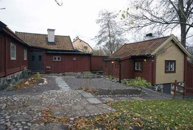 GÅRDSMILJÖ VID MÄSTER PERS GRÄND 2. FOTO: J. MALMBERG och metoder som var i linje med husets utförande.