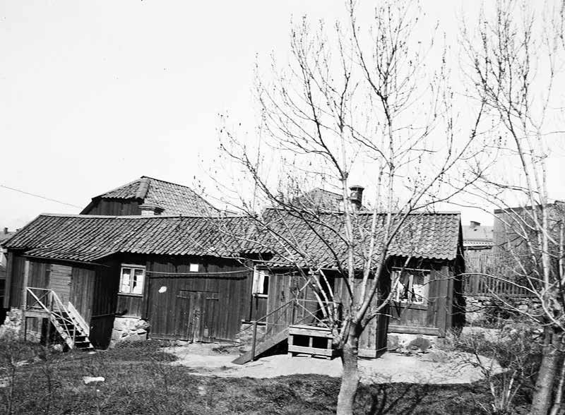 RENSTIERNAS GATA 39 ÅR 1915. IDAG ÄR DEN HÖGRA DELEN AV HUSET RIVEN. FOTO: KASPER SALIN.