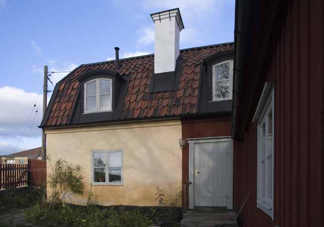 GÅRDSMILJÖ VID BERGSPRÄNGARGRÄND 2A. FOTO: J. MALMBERG styrman Carl Tassén med hustru och en inneboende bodde på gården. Enligt mantalslängd från 1845 ägdes egendomen av lyktentreprenör J. P.