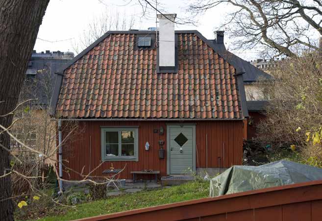 BERGSPRÄNGARGRÄND 2B SOM UPPFÖRDES UNDER 1700-TALETS FÖRSTA HALVA. FOTO: J. MALMBERG sitter i murlivet och omges av fönsterluckor klädda med liggande pärlspont.