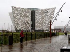 Foto National Museums Northern Ireland Ovan: Titanic lämnar Belfast 1912. T v: Utställningsbyggnaden Titanic Belfast 2018. Foto Ewa Hjertsén. nog var flera av dem bara halvfulla med människor.