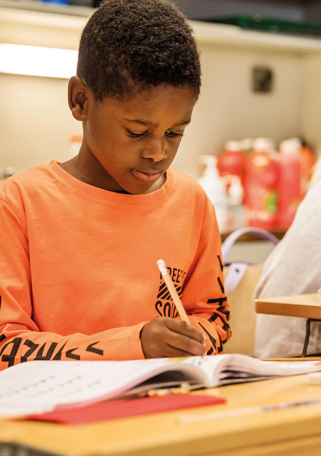 Hur och vad studerar man i skolan? Under de två första skolåren lär sig eleverna baskunskaper och basfärdigheter.