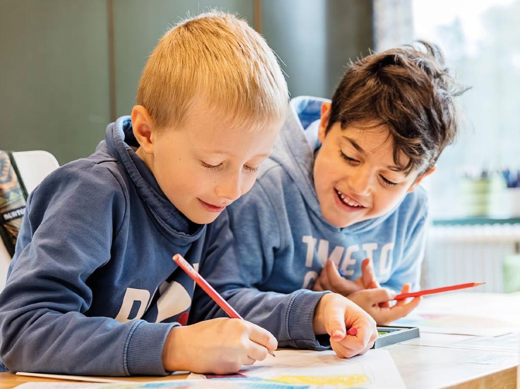 Studierna i språk I årskurserna 1 6 läser eleverna två språk utöver sitt modersmål.