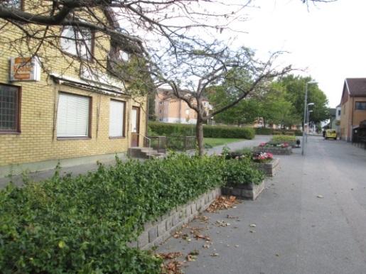 Bild 13. Bebyggelse på fastigheten Skolan 5 utmed Riksvägens/gågatans norra sida.