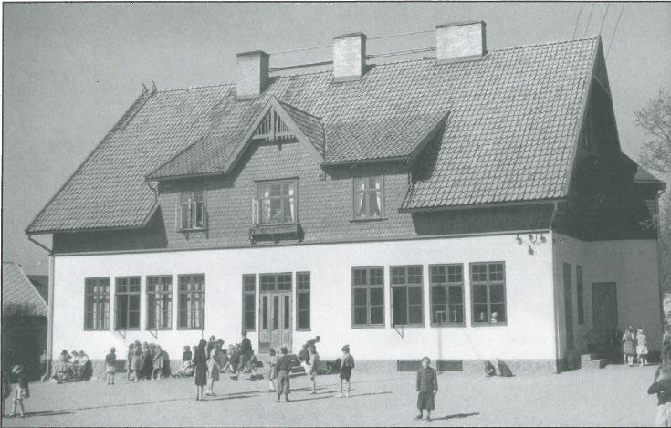 Bild 35. Senare bild på folkskolebyggnaden där taket är i tegel och fasaden är tvåfärgad.