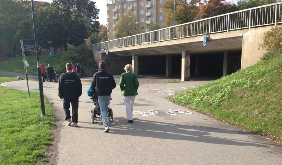 Sida 4 (9) Befintlig situation Gång- och cykelvägen ner mot tunneln ligger i parken mellan gräsytan och slänten mot Gjörwellsgatan. Tunneln är 25 meter bred och delas i tre delar med pelarrader.