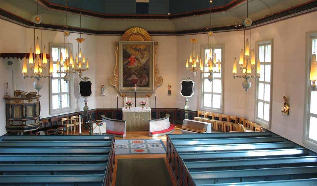 10 BYGGNADSVÅRDSRAPPORT 2007:101 Norrahammars kyrka, kor med altartavla av Georg Pauli. gonalmönstrad och målad i grönt. Invändigt präglas kyrkorummet av stor höjd och volym.