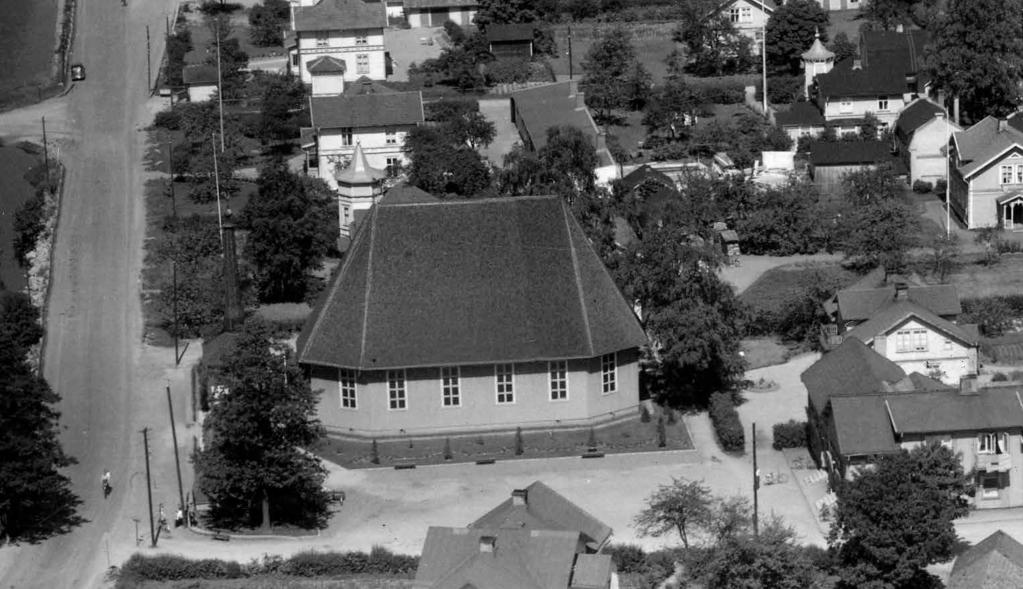 BYGGNADSVÅRDSRAPPORT 2007:101 7 Sammanfattande beskrivning Norrahammars kyrka uppfördes 1929-30 efter ritningar av arkitekt Göran Pauli. Den utgör en av få kyrkor från denna tid i länet.