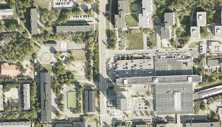 Inledning Vårgården ligger centralt i Vårberg, nära centrum och tunnelbana. I parken finns idag bland annat platser för lek, sport, sittplatser, en gräsyta och stora uppvuxna träd.