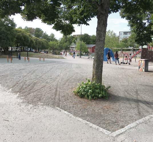 Stora uppvuxna träd Analys av Vårgården idag Vårgården består idag till stora delar av ytor avsedda för lek och sport. Vårgårdens fritidsgård huserar i ett enplanshus i parkens nordvästra del.