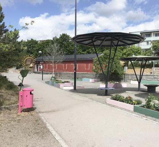 Lekredskap för äldre och yngre barn är blandade och utspridda i parken, vilket medför att barnen springer mellan de olika delarna.