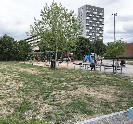 Småbarnslekutrustning utan inhägnad finns på båda sidor om gångstråket vilket skapar påkörningsrisk när barnen rör sig mellan lekredskapen.
