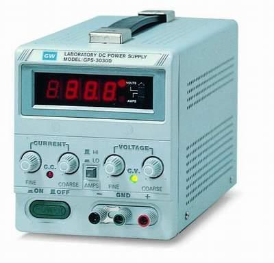 Spänningsaggregatet CURRENT ratt för att ställa in strömbegränsning Grov och fininställningsratt C.C. Continuous Current.