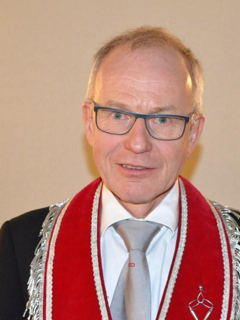 Då är det viktigt att leva ett liv i en pågående dialog och i nyfikenhet på omgivningen och samhället Näst högst i betydelse kommer vikten av att ha bra och trofasta nära relationer.