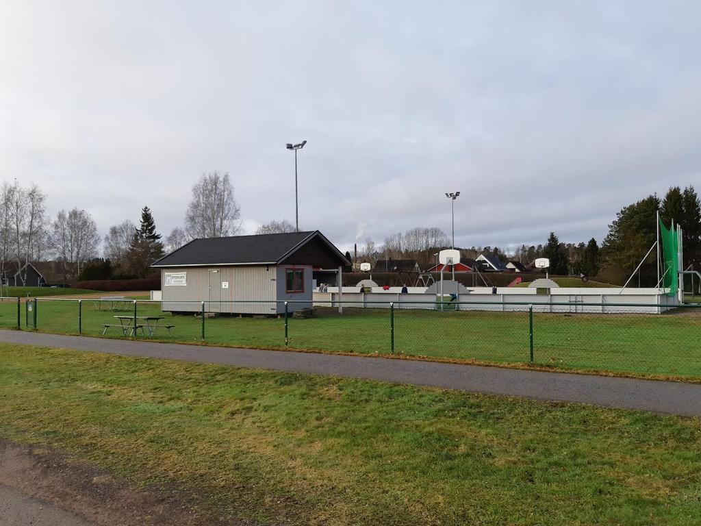 Hanåsa Mötesplats Hanåsa med allaktivitetsplan angränsar området.