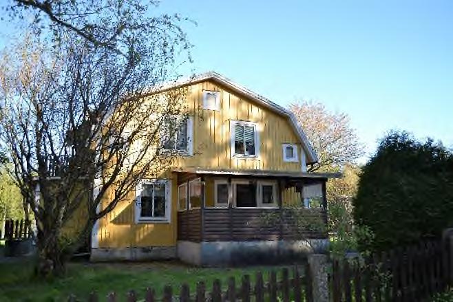Allmänt Välbeskogad gård norr om Nybro i byn Skårebo. Fastigheten består av ett skifte om totalt 14,3 ha och ett gårdscentrum med bostadshus och mindre ekonomibyggnader.