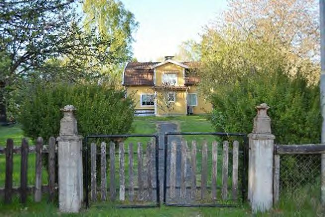 Kör ca 900 m där huset finns på höger sida vägen. Se även bifogad karta. Byggnader Bostadshus Huset är byggt i 1 ½ plan med en taxerad boarea om 135 m² samt en biyta om 10 m².