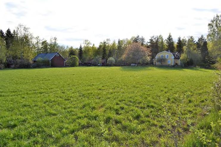 isolerfönster i hela huset. Huset har 80-talsstandard med en del äldre trevliga inslag som höga originaltrösklar och spegeldörrar. Huset värms med vattenburet system kopplat till luftvärmepump.