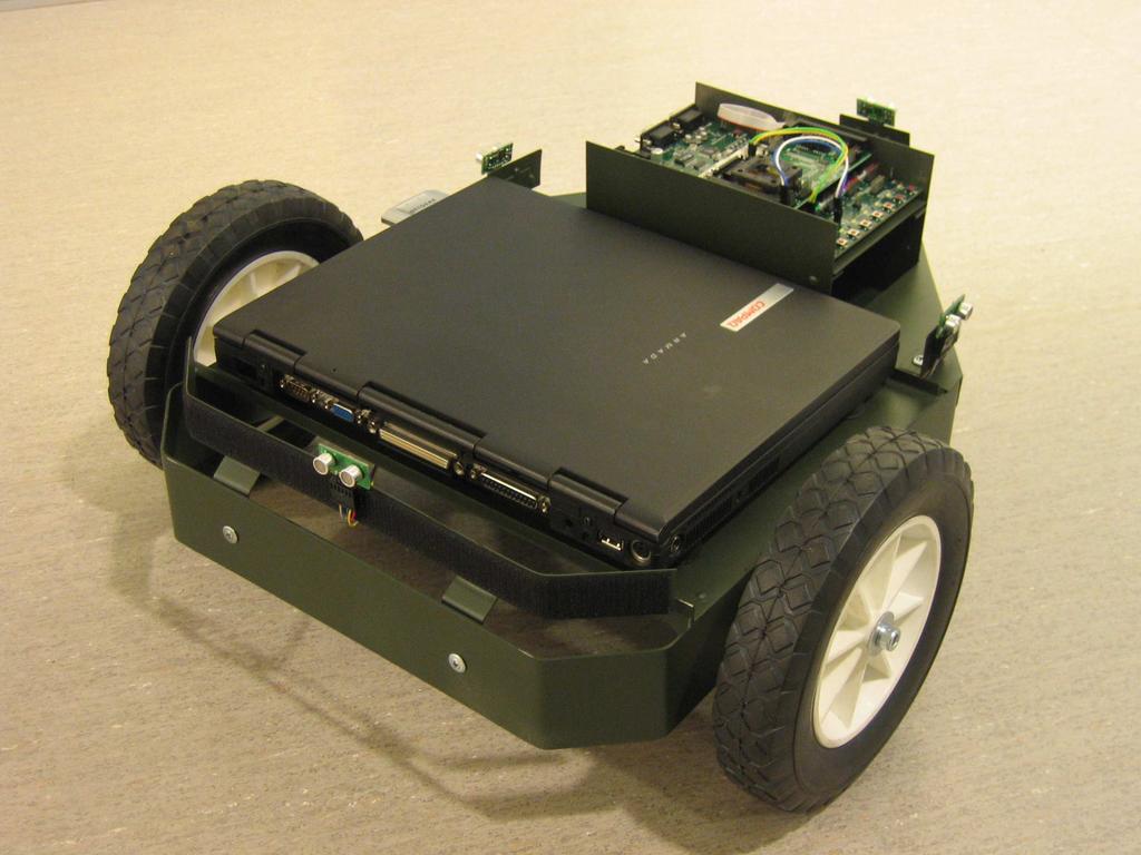 Kapitel 2 Systemöversikt Det autonoma fordon som används i arbetet är framtaget i projektet Collision Avoidance för autonomt fordon i kursen Reglerteknisk projektkurs vid Linköpings universitet våren