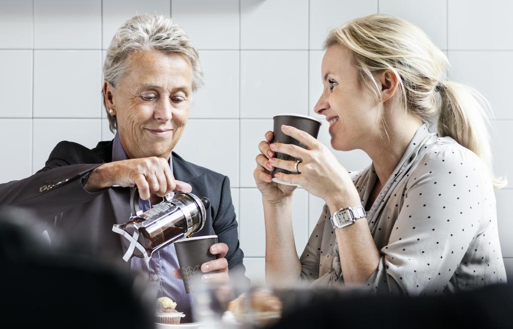 På frågan om vem som har huvudansvaret för att jämna ut pensionerna mellan män och kvinnor svarar nästan sex av tio att det vilar på staten.