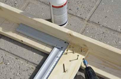 D x 95 mm hyvlat trä: breda bensidor () à 30 cm breda bensidor () à 90 cm 4 långa täckbrädor () à 65 cm 4 korta täckbrädor () à 46 cm hylla (J), 84 cm 4 långa sarger ()