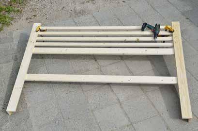 x 70 mm hyvlat trä: smala bensidor () à 30 cm smala bensidor (D) à 90 cm x 44 mm hyvlat trä: 4 ribbor () à 80 cm 0 mm vattenfast plywood: bänkskiva (), 60 x 60 cm