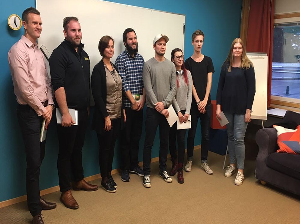 Figur 8 Juryn och vinnande laget i Idésprint. Sex stycken studentuppsatser vid Karlstads universitet och en vid Høgskolen i Innlandet har också genomförts i samband med projektet.