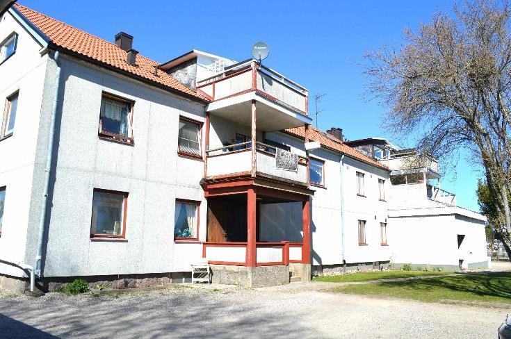 Fastigheter Byggnader Hyreshus i 2 1/2 plan med källare fördelat på 5 lägenheter och 2 lokaler, en butikslokal samt en f.d. banklokal med kontor, pentry och bankvalv. Uppfört i början av 1900-talet.