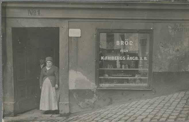 FRU G. A. ANDERSSON UTANFÖR SIN BUTIK, TIDIGT 1900-TAL. STADSMUSEETS ARKIV, A 64/35:65.