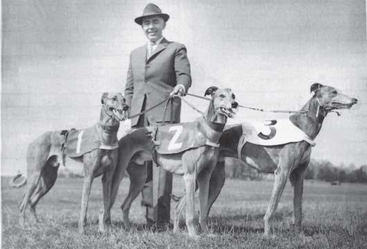 Birger Frölinger med tre greyhounds som var med och tävlade på kolstybb. niska utrustningen samt att möjliggöra detta ur ekonomisk synpunkt genom anskaffning av flera och mer givande engagemang.