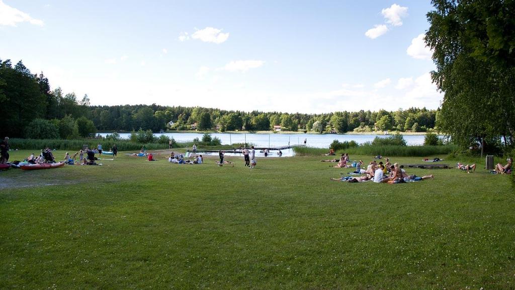 Det finns en stor parkering intill badet och möjlighet att vandra längs flera iordninggjorda stigar i området.