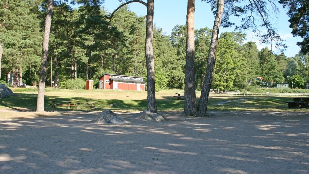 Begränsande parkeringsytor för bil gör att badet är lättast att nå till fots, via cykel eller buss.