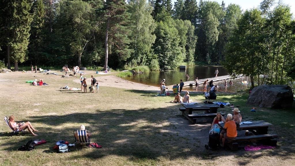 sandstrand och grillplats.