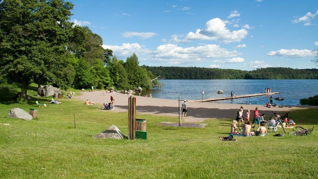 Under sommaren är kiosken öppen samt WC.